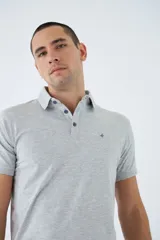 Polo de jersey color bordó, de manga corta, con logo bordado y fit regular.