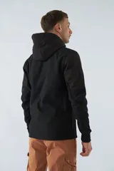 Campera negra con capucha ajustable, mangas largas y fit regular. Tiene logo estampado y en grifa de plástico, y un bolsillo en el pecho.