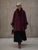 Ruana de tejido suave marca Just Jaime, color bordó, con cuello y puños de piel sintética. Presenta un diseño holgado tipo kimono.