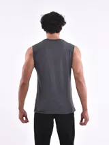 Musculosa lila con estampado de tres imágenes en blanco y negro.