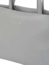 Cartera tote de mujer color gris claro, con acabado granulado y cierre de cremallera. Cuenta con dos asas superiores y una correa cruzada ajustable tejida con inscripción de la marca.