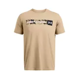 Remera blanca de Under Armour con estampado camuflado en el pecho y logo de la marca en negro.