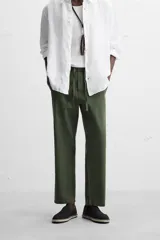 Pantalón azul marino de corte amplio, confeccionado en tejido de mezcla de algodón y lino. Cuenta con cintura elástica ajustable con cordón, bolsillos frontales y bolsillos traseros de vivo.