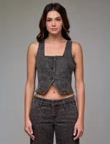 Chaleco de jean con estampado animal print, marca Hidden. Escote cuadrado, abertura central con botones.