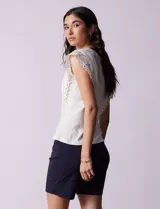 Blusa blanca de algodón marca Catherine Malandrino, sin mangas y con apliques de crochet en los hombros.