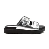 Sandalias plateadas con plataforma negra y doble tira con hebillas metálicas.