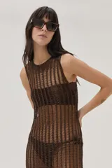 Vestido largo marrón tejido con flecos en el bajo.