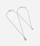 Kit de dos collares metálicos color peltre, uno corto con colgante de golondrina y otro mediano con colgante de placa rectangular.