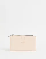 Billetera color rosa viejo de cuerina trenzada con sistema de apertura con snap, correa lateral desmontable y cierre superior.