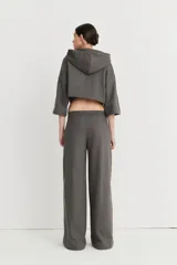 Campera gris de rústico liviano, con mangas 3/4 y capucha con tela doble.