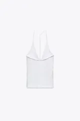 Top negro de cuello halter con escote pico y tiras finas en la espalda.