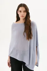 Poncho de punto color celeste con cuello bote y mangas 3/4.