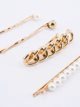Set de cuatro hebillas doradas para el pelo, con diferentes diseños: dos horquillas con perlas, una hebilla con forma de cadena y una hebilla con perlas alineadas.