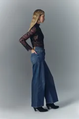 Pantalón jean de corte oxford confeccionado en denim confort con elastano, tiro alto, lavado azul con desgaste localizado y bigotes.