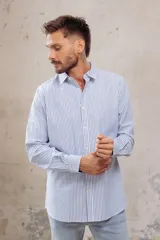 Camisa blanca de corte slim fit, manga larga y cuello clásico. Cierre frontal con botones.