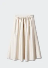 Falda midi color beige, de tejido satinado y corte evasé.