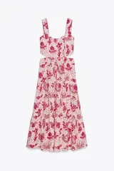 Vestido midi con estampado floral en tonos rosados, de escote recto y tirantes anchos con abalorios. Presenta aberturas laterales en la cintura y cierre trasero con cremallera oculta.