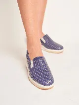 Panchitas de cuero azul con diseño calado y elástico en los laterales.