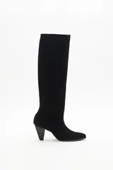 Bota de caña alta confeccionada en gamuzón negro, con taco cónico de 8 cm de altura y forrería interna en cuero al tono.