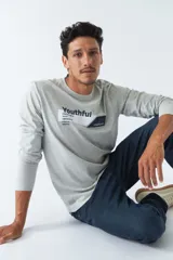 Remera gris de manga larga con cuello redondo y estampado frontal con la palabra 'Youthful' y el logo de Mistral.