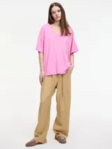 Remera rosa de algodón con escote en V y corte amplio.