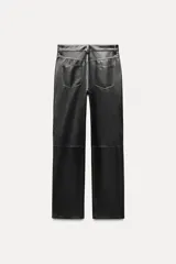 Pantalón de cuero negro, de tiro medio, con trabillas en la cintura, cinco bolsillos, pespuntes marcados a tono, pierna recta y cierre frontal con cremallera y botón.