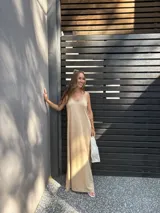 Vestido largo azul marino de viscosa, con tirantes finos y escote en V.