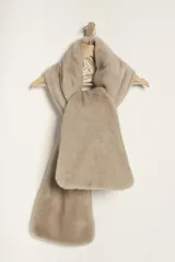 Bufanda de pelo sintético color beige claro, con forro interior satinado.