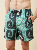 Short de baño color celeste con estampado gráfico, de secado rápido y diseño cómodo.