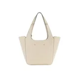 Cartera de hombro Guess modelo Helina, color blanco con textura granulada y logo dorado en el frente. Incluye llavero con dijes colgantes.