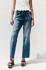 Jeans tobilleros de tiro alto color celeste, corte recto y cinco bolsillos.