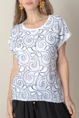 Remera verde con estampado de hojas en azul marino, de lino en el frente y algodón en la espalda.