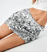 Minifalda color crema cubierta de lentejuelas.