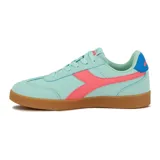 Championes casuales Diadora modelo Bamtelo, color celeste pastel con detalles en rosado vibrante y azul claro. Presentan suela de goma color caramelo.