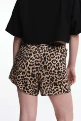 Short de tiro alto con estampado de cebra, con detalle de nudo en la cintura.