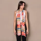 Pashmina rectangular de poliéster con estampado tie-dye multicolor en tonos naranja, verde, gris y rosa.