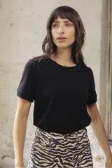 Remera blanca de manga corta y cuello redondo.