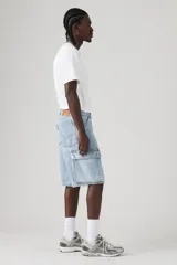 Bermuda de jean celeste claro, corte holgado, con bolsillos cargo laterales y bolsillos delanteros y traseros.