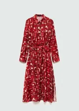 Vestido camisero midi con estampado abstracto en tonos rojo y beige, cuello camisero, manga larga y lazo ajustable en la cintura.