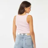 Camiseta de tirantes rosa de tejido de punto acanalado.