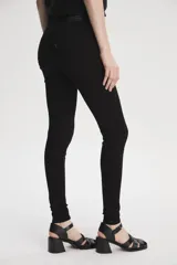 Jean negro de tiro alto, súper ajustado en cadera y muslos, con pierna súper ajustada y denim stretch.