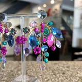 Aros colgantes con cristales Swarovski de colores fucsia, azul, violeta y verde, con ajuste de perforación.