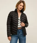 Campera puffer ultraligera color marrón, confeccionada en poliamida acolchada, con cuello alto y cierre por cremallera. Incluye bolsita con cordón.