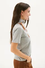 Remera blanca con estampado de moldes de costura en color marrón.