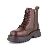 Bota de cuero sintético negra con cordones, caña media y suela track.