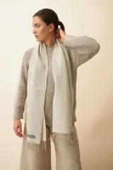 Bufanda unisex con flecos, confeccionada en lana fina sin teñir, con diseño pata de gallo en tonos beige y marrón.