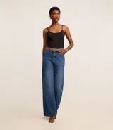 Blusa de bretel fino confeccionada en malla de algodón peruano, con escote redondo y sin estampa.