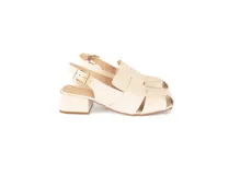 Sandalia de cuero trenzado color hueso, con punta cuadrada, talón abierto, pulsera ajustable con hebilla metálica y taco ancho forrado en cuero.