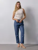 Pantalón liso azul de corte recto, con pretina elastizada, bolsillos delanteros y bolsillos traseros simulados.