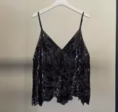 Top de fiesta negro con lentejuelas rosas y plateadas, escote en V y tirantes finos.